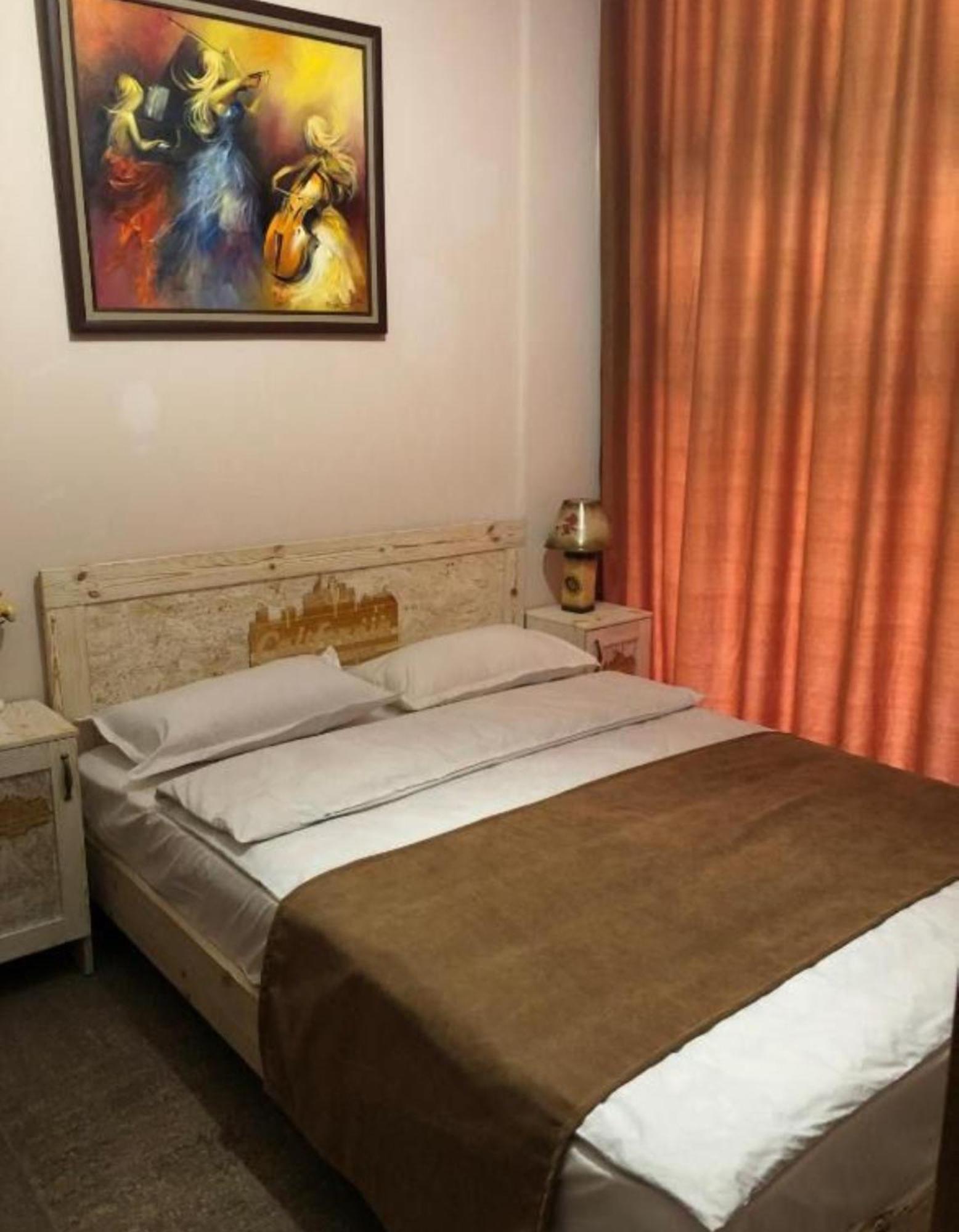 Hotel California Boutique Yerevan Bagian luar foto